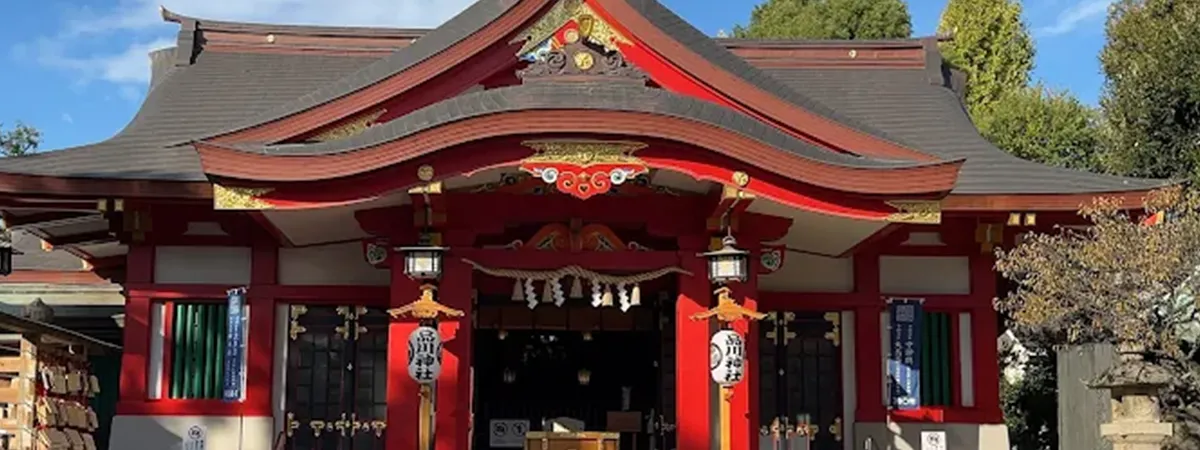 A staircase lined with red torii gates at Shinagawa Shrine